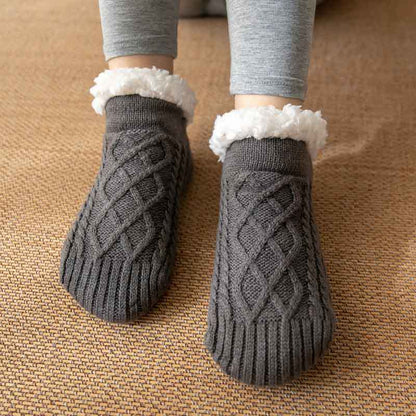 Chaussettes d'hiver antidérapantes en tricot doux pour femme.