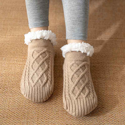 Chaussettes d'hiver antidérapantes en tricot doux pour femme.