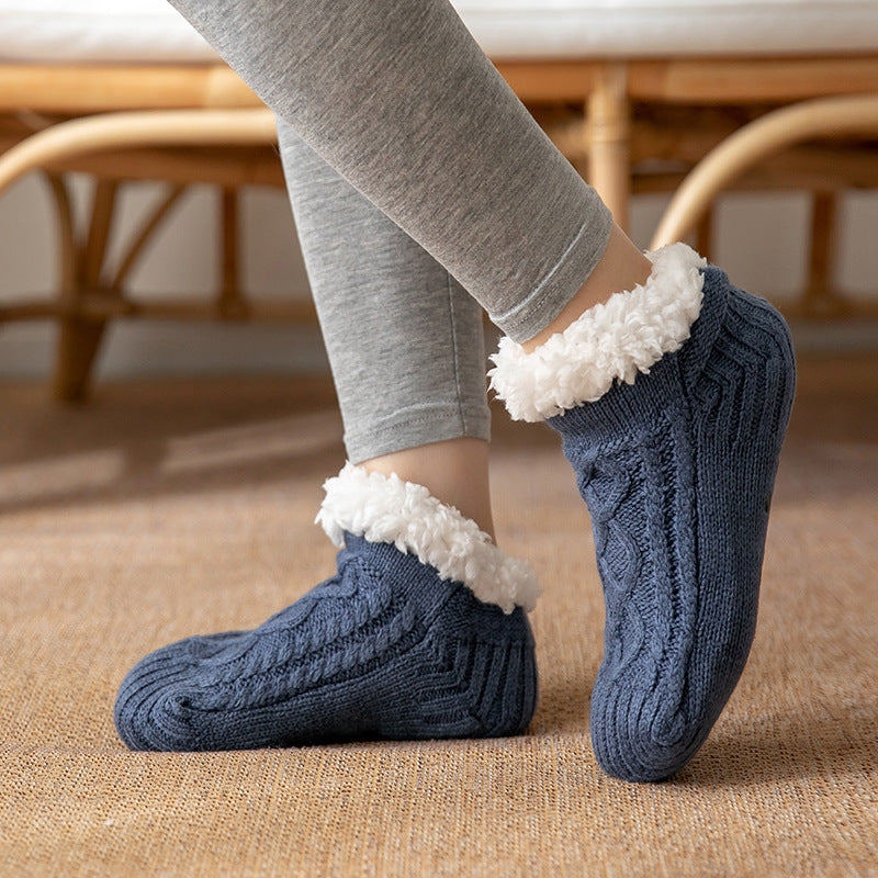 Chaussettes d'hiver antidérapantes en tricot doux pour femme.