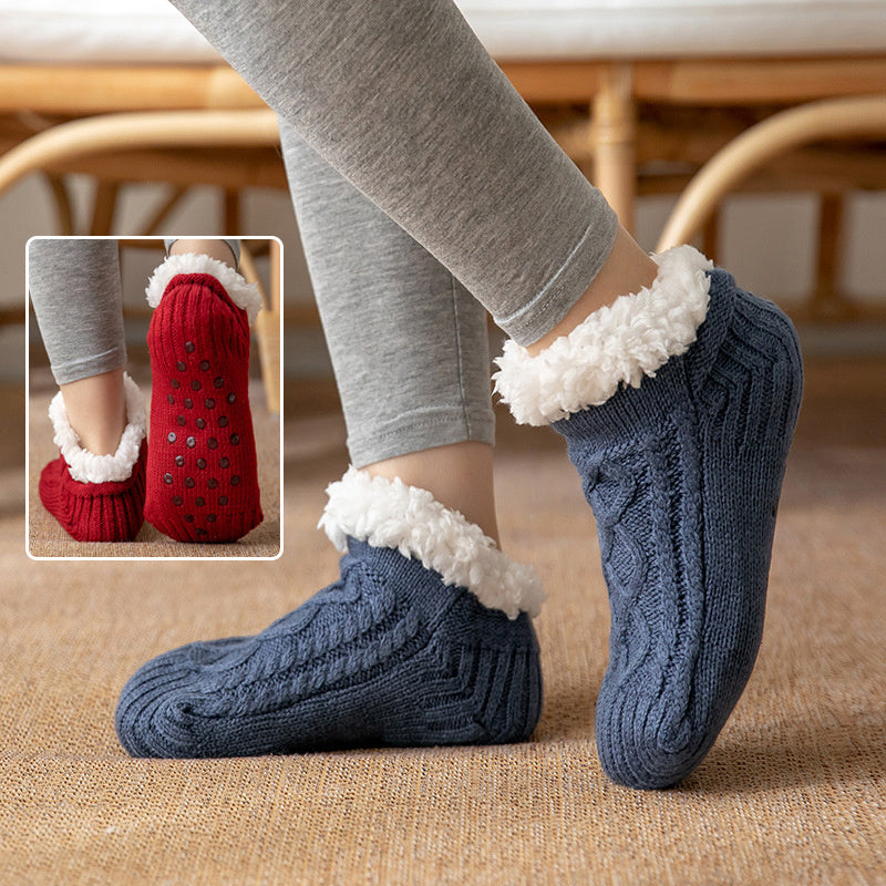 Chaussettes d'hiver antidérapantes en tricot doux pour femme.