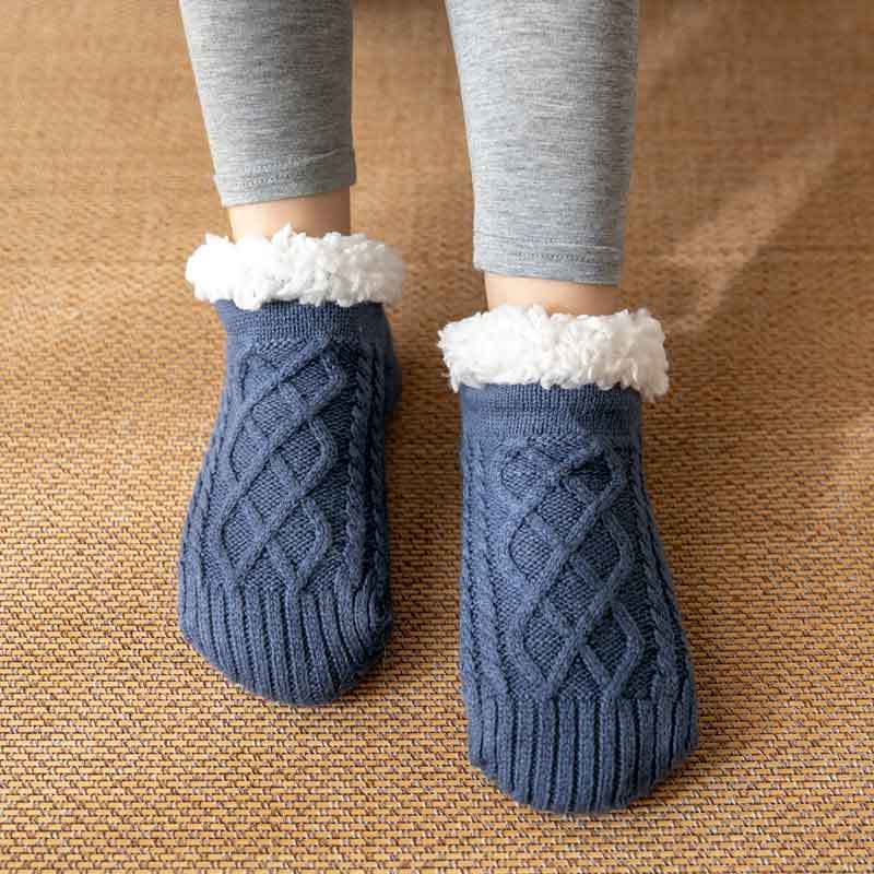 Chaussettes d'hiver antidérapantes en tricot doux pour femme.