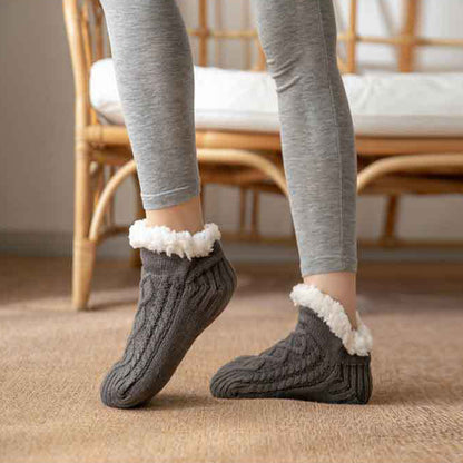 Chaussettes d'hiver antidérapantes en tricot doux pour femme.